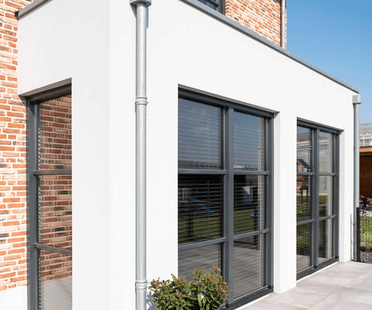 Strak wit gestucte prefab aanbouw